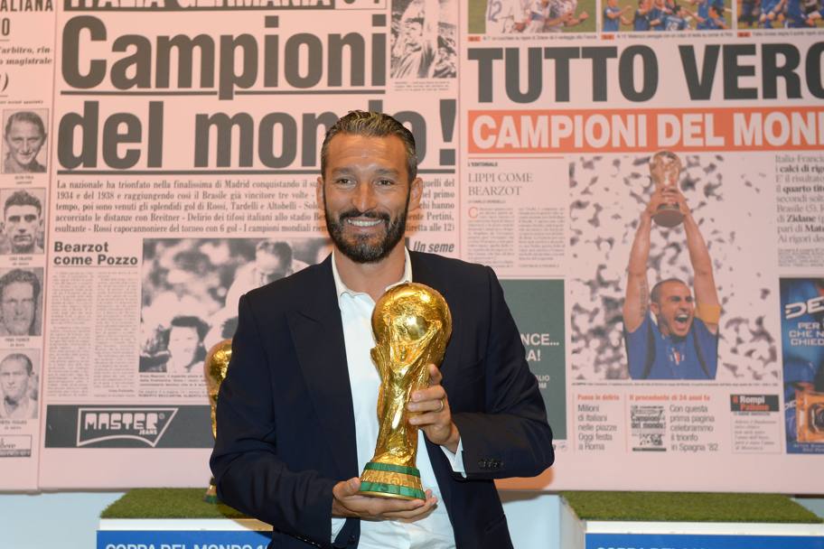 Gianluca Zambrotta con la coppa vinta nel 2006: &#39;&#39;Siamo partiti con un clima certo non ideale per una competizione mondiale - ha spiegato Zambrotta -.  stata una vittoria del gruppo, importante anche perch era una grande rivincita. Il rigore di Totti contro l&#39;Australia ci ha fatto capire che potevamo arrivare in fondo. La semifinale contro la Germania, in uno stadio tutto bianco,  stata un&#39;apoteosi. Abbiamo fatto felici migliaia di emigranti&#39;&#39;